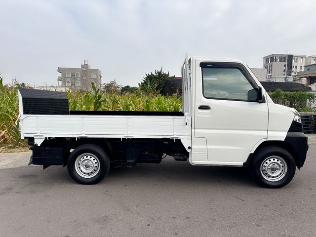 雙安全氣囊+2.5尺升降尾門『自排』好駕馭~工作開車輕鬆 框式木床,省油省稅金,輕商首選  第7張相片