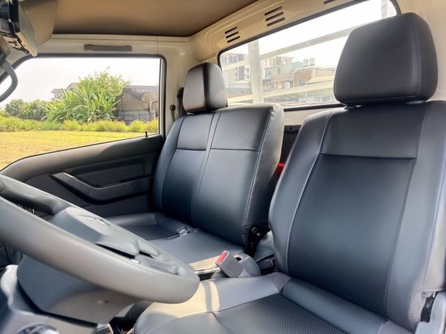 自排車型  全新框式木床+內外車況極佳  足有力+真耐操+載貨空間大 市場唯一二噸半商用車首選  第14張相片