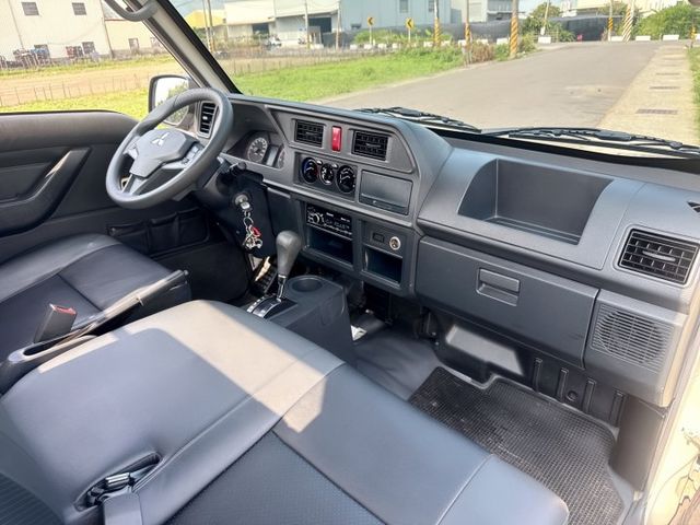 自排車型  全新框式木床+內外車況極佳  足有力+真耐操+載貨空間大 市場唯一二噸半商用車首選  第15張相片