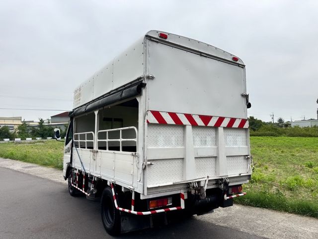 10.5尺  四期貨車~妥善率高~超低里程  硬頂篷架+車斗柵欄+升降尾門  原廠保養~車況極佳 三噸半貨車  第4張相片