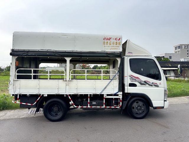 10.5尺  四期貨車~妥善率高~超低里程  硬頂篷架+車斗柵欄+升降尾門  原廠保養~車況極佳 三噸半貨車  第7張相片