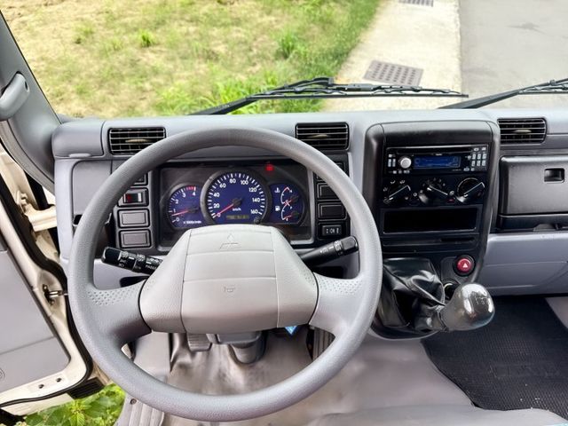 10.5尺  四期貨車~妥善率高~超低里程  硬頂篷架+車斗柵欄+升降尾門  原廠保養~車況極佳 三噸半貨車  第9張相片