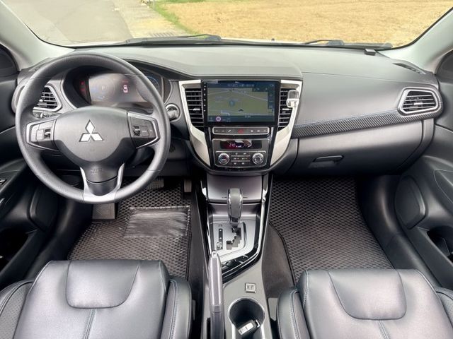 經典車款~魅力型~原廠保固中 安全+科技+動感+性能一應俱全 車身流線外型+熱血帥氣車款首選  第6張相片