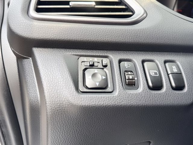 經典車款~魅力型~原廠保固中 安全+科技+動感+性能一應俱全 車身流線外型+熱血帥氣車款首選  第7張相片