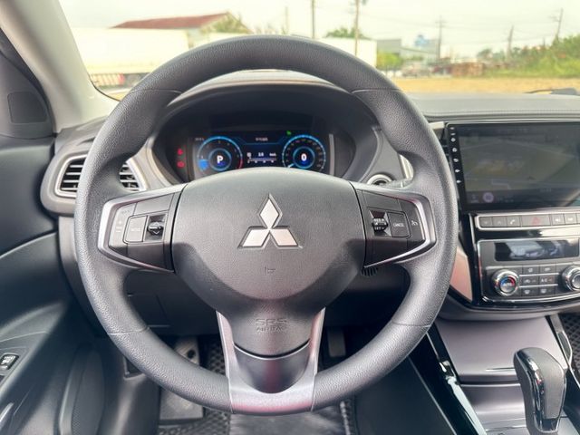 經典車款~魅力型~原廠保固中 安全+科技+動感+性能一應俱全 車身流線外型+熱血帥氣車款首選  第9張相片