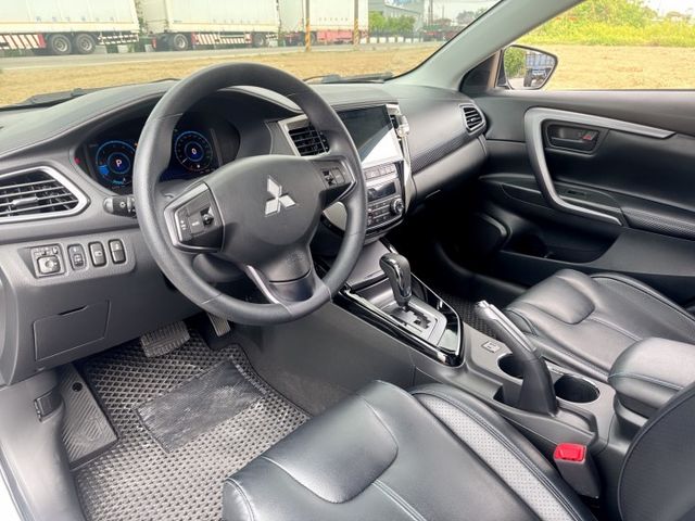 經典車款~魅力型~原廠保固中 安全+科技+動感+性能一應俱全 車身流線外型+熱血帥氣車款首選  第12張相片