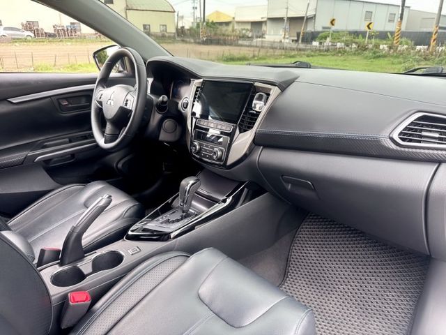 經典車款~魅力型~原廠保固中 安全+科技+動感+性能一應俱全 車身流線外型+熱血帥氣車款首選  第16張相片
