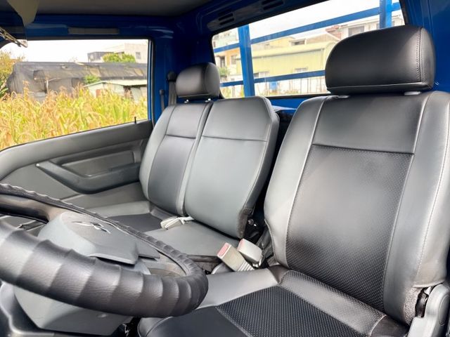 新式車款~一手車~里程保證  框式木床+升降尾門+車底花板  動力充足+載貨空間大+車況佳  第13張相片