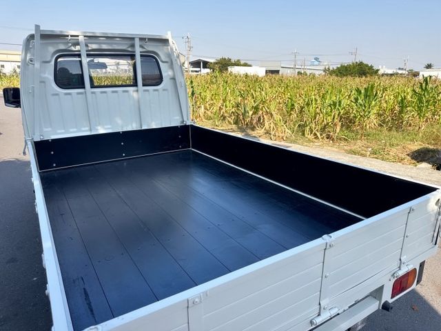 輪圈加大~車斗加長~載重增加~里程保證  原廠保養+一手車+框式木床  載貨空間大,省油省稅,輕商首選  第16張相片