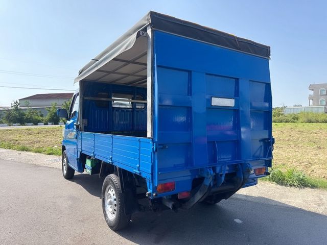 超低里程~年均里程8300公里  4尺尖型升降尾門+三面掀帆布  手排車型~載貨有力~輕商首選  第4張相片