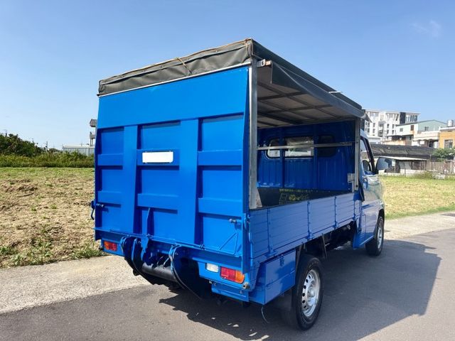 超低里程~年均里程8300公里  4尺尖型升降尾門+三面掀帆布  手排車型~載貨有力~輕商首選  第5張相片