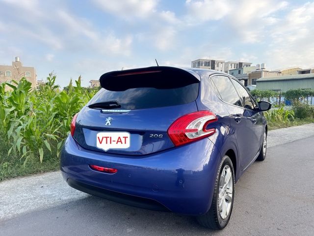 超低里程~年均里程5600公里  獅王姿態外觀+城市小車的靈巧  安全+節能+動感五門款掀背小車  第5張相片