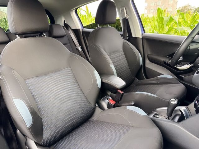 超低里程~年均里程5600公里  獅王姿態外觀+城市小車的靈巧  安全+節能+動感五門款掀背小車  第17張相片
