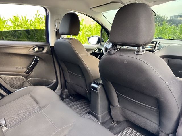 超低里程~年均里程5600公里  獅王姿態外觀+城市小車的靈巧  安全+節能+動感五門款掀背小車  第18張相片
