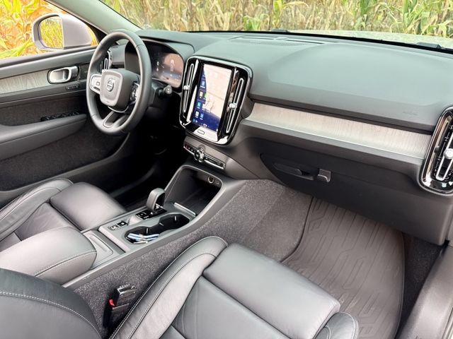 XC40 Plus B4 媲美全新車級的內外觀及車況 全車原版件 同級唯一遠端更新OTA車機 影音娛樂夥伴兼具安全及科技  第15張相片