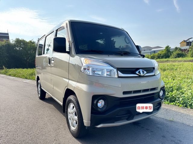 原廠保養+自排車型+盲點偵測+電動摺疊後視鏡+雙前座安全氣囊 五人座 省油省稅 車室超大空間 車宿露營or商務創業首選  第3張相片