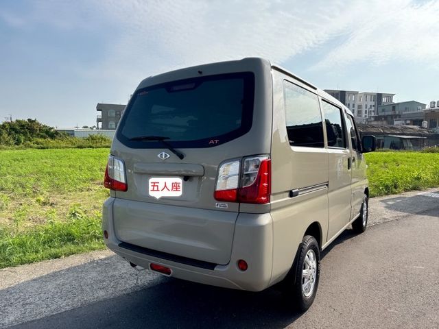 原廠保養+自排車型+盲點偵測+電動摺疊後視鏡+雙前座安全氣囊 五人座 省油省稅 車室超大空間 車宿露營or商務創業首選  第5張相片