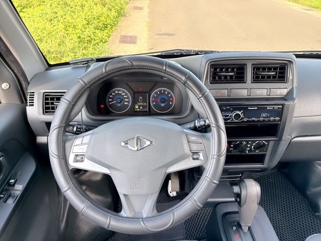 原廠保養+自排車型+盲點偵測+電動摺疊後視鏡+雙前座安全氣囊 五人座 省油省稅 車室超大空間 車宿露營or商務創業首選  第8張相片
