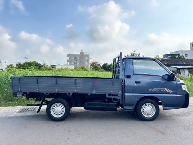 自排車型 超低里程~年均里程2600公里 新式車款~框式木床+全車車底板～車況極佳 一手車~動力充足+載貨空間大  第7張相片