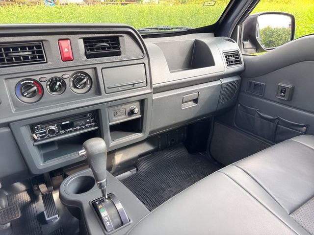 自排車型 超低里程~年均里程2600公里 新式車款~框式木床+全車車底板～車況極佳 一手車~動力充足+載貨空間大  第11張相片