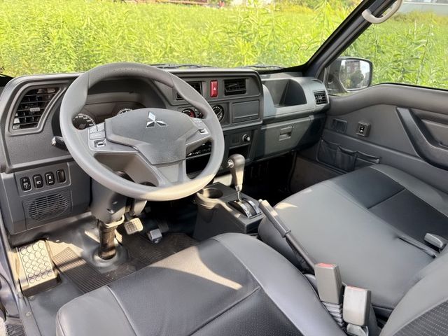 自排車型 超低里程~年均里程2600公里 新式車款~框式木床+全車車底板～車況極佳 一手車~動力充足+載貨空間大  第13張相片
