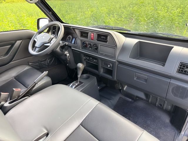 自排車型 超低里程~年均里程2600公里 新式車款~框式木床+全車車底板～車況極佳 一手車~動力充足+載貨空間大  第15張相片