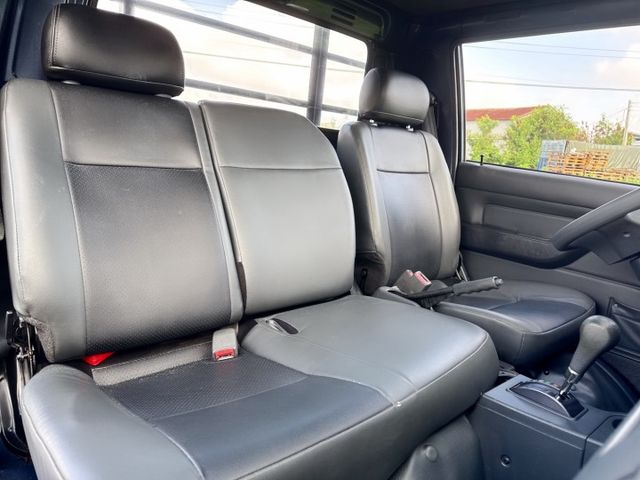 自排車型 超低里程~年均里程2600公里 新式車款~框式木床+全車車底板～車況極佳 一手車~動力充足+載貨空間大  第16張相片