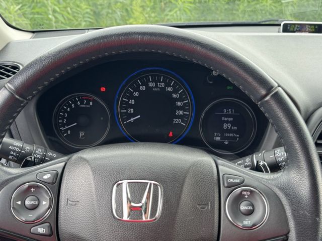 頂規S版  LED頭燈+雙色鋁圈~內外車況佳  配備齊全~里程保證~運動化外型  熱銷跨界CUV掀背休旅車優質首選  第7張相片