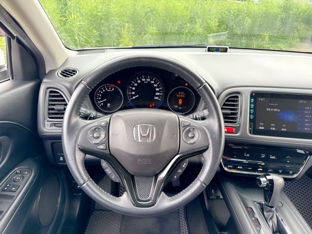 頂規S版  LED頭燈+雙色鋁圈~內外車況佳  配備齊全~里程保證~運動化外型  熱銷跨界CUV掀背休旅車優質首選  第8張相片