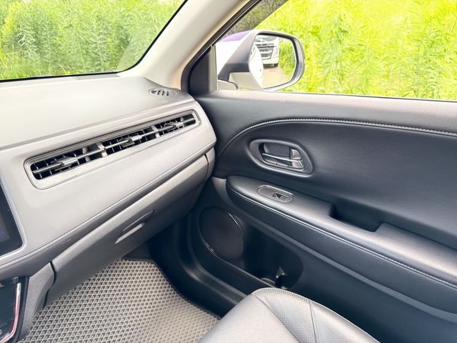頂規S版  LED頭燈+雙色鋁圈~內外車況佳  配備齊全~里程保證~運動化外型  熱銷跨界CUV掀背休旅車優質首選  第10張相片