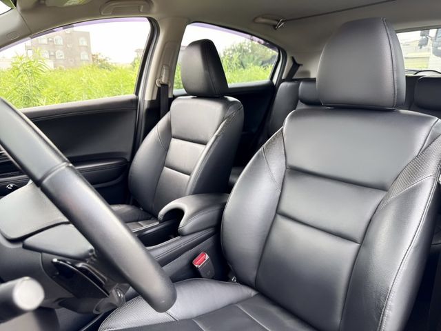 頂規S版  LED頭燈+雙色鋁圈~內外車況佳  配備齊全~里程保證~運動化外型  熱銷跨界CUV掀背休旅車優質首選  第12張相片