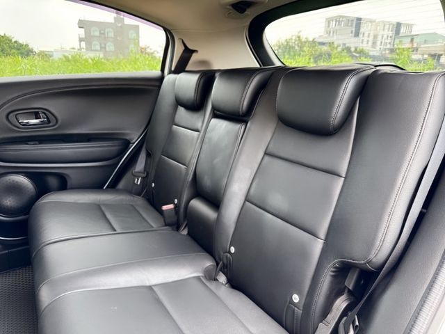 頂規S版  LED頭燈+雙色鋁圈~內外車況佳  配備齊全~里程保證~運動化外型  熱銷跨界CUV掀背休旅車優質首選  第14張相片