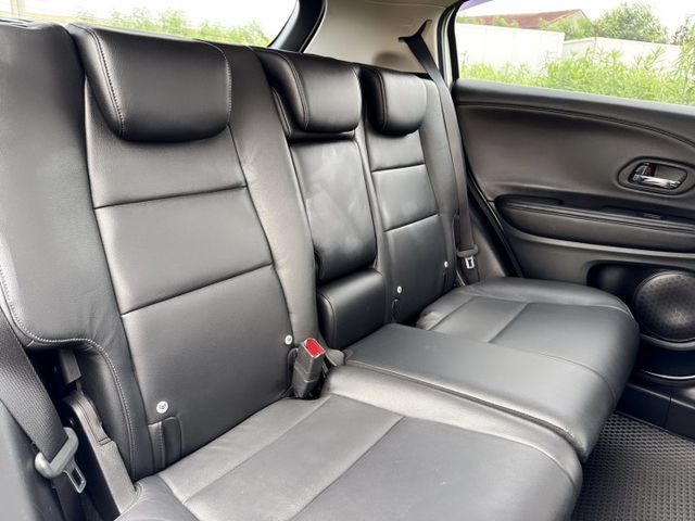 頂規S版  LED頭燈+雙色鋁圈~內外車況佳  配備齊全~里程保證~運動化外型  熱銷跨界CUV掀背休旅車優質首選  第18張相片