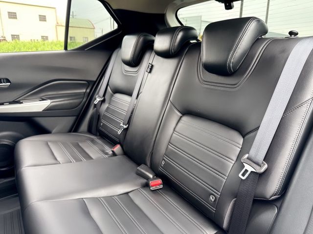 旗艦版 原廠保固中+原廠保養+一手車 年輕動感外觀+質感細膩內在美學「外型、安全、便利、動力」四大升級  跨界小休旅首選  第13張相片