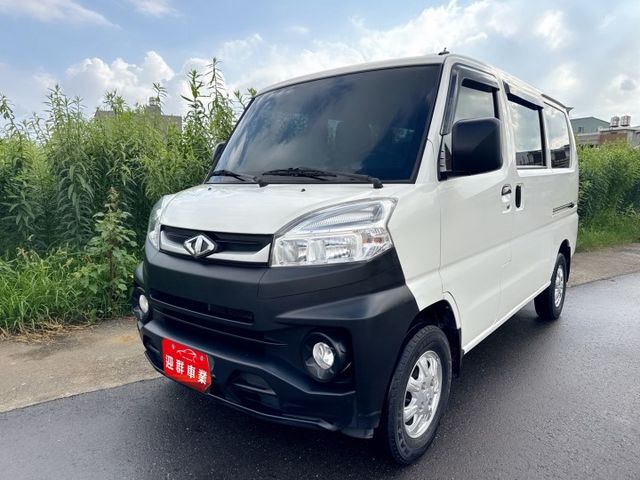 自排車型+一手車+低里程  五人座 省油省稅 車室大空間  盲點偵測系統+電動收折後視鏡+定速巡航+雙安全氣囊  第2張相片