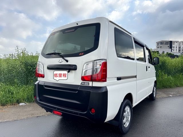 自排車型+一手車+低里程  五人座 省油省稅 車室大空間  盲點偵測系統+電動收折後視鏡+定速巡航+雙安全氣囊  第5張相片
