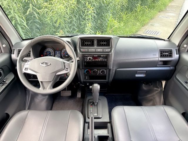 自排車型+一手車+低里程  五人座 省油省稅 車室大空間  盲點偵測系統+電動收折後視鏡+定速巡航+雙安全氣囊  第6張相片