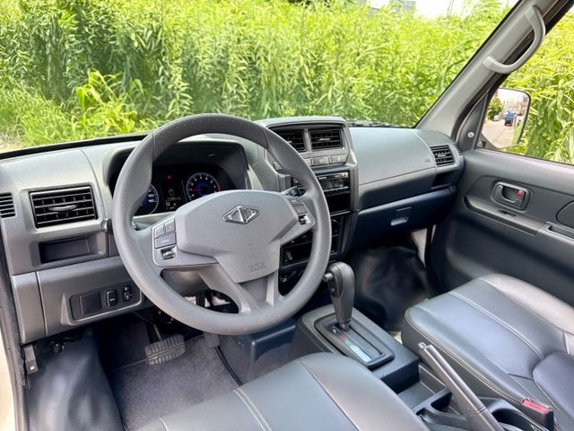 自排車型+一手車+五人座 盲區偵測+定速巡航+雙安氣囊 省油省稅金 後廂車室大空間 廂型車首選車款  第12張相片