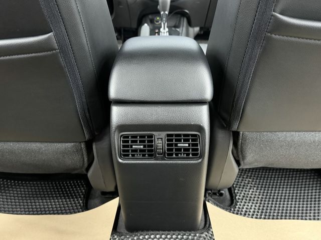 一手認證車 ! 原廠保養，里程保證，小車大空間，導航、數位電視、倒車影像配備滿滿~歡迎賞車  第9張相片