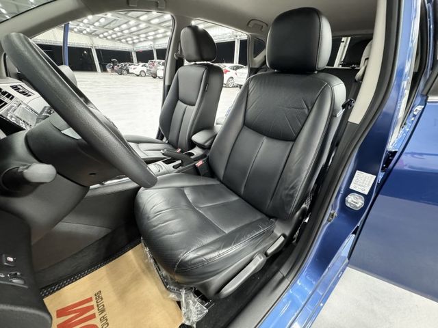 一手認證車 ! 原廠保養，里程保證，小車大空間，導航、數位電視、倒車影像配備滿滿~歡迎賞車  第11張相片