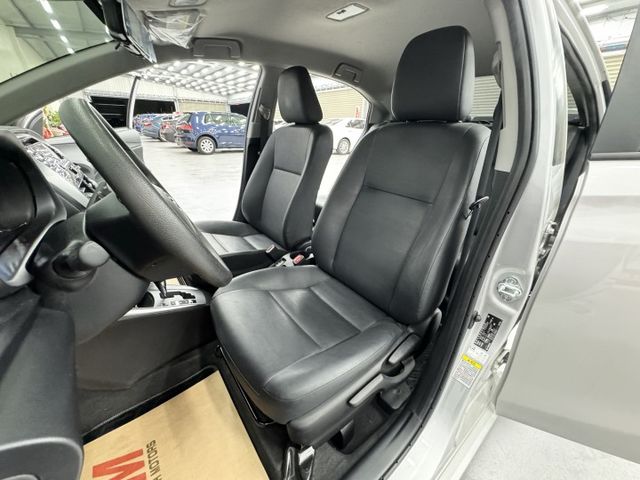 一手漂亮車，認證原鈑件! 只跑1萬多公里，原廠保養，內外如新，只要30幾萬可以全額貸款，實車在店，歡迎賞車  第7張相片