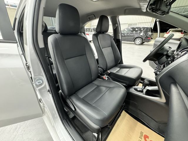 一手漂亮車，認證原鈑件! 只跑1萬多公里，原廠保養，內外如新，只要30幾萬可以全額貸款，實車在店，歡迎賞車  第8張相片