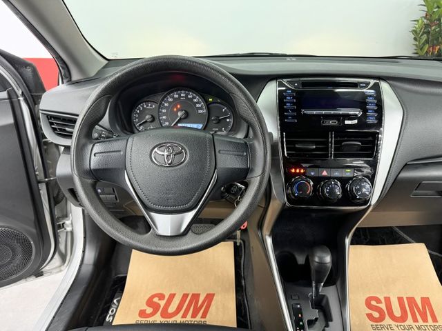 一手漂亮車，認證原鈑件! 只跑1萬多公里，原廠保養，內外如新，只要30幾萬可以全額貸款，實車在店，歡迎賞車  第12張相片
