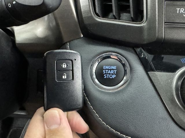 一手媽媽車，認證原鈑件保證，原廠保養，車況漂亮無待修~! 下定即贈安卓機，可以全額貸款，實車在店，歡迎賞車  第18張相片