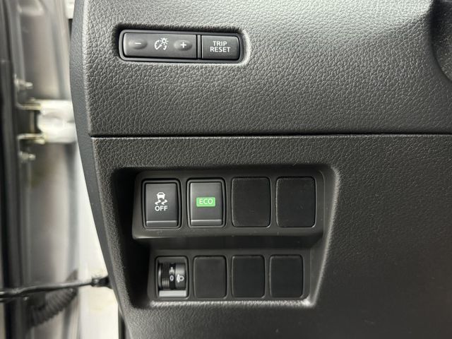 一手認證漂亮車，原鈑件~! 只有實跑5萬公里，內外氣氛如新。汽油2.0頂級玩美影音版，可以全額貸款，實車在店，歡迎賞車  第19張相片