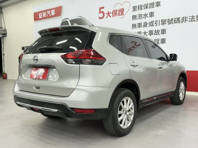 內外如新，一手車，里程只有1萬多公里 ! 里程保證，認證漂亮車，原鈑件保證，2.0最頂級智行電尾門版，實車在店，歡迎賞車  第4張相片