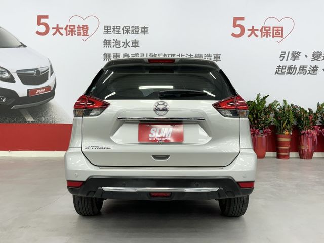 內外如新，一手車，里程只有1萬多公里 ! 里程保證，認證漂亮車，原鈑件保證，2.0最頂級智行電尾門版，實車在店，歡迎賞車  第5張相片