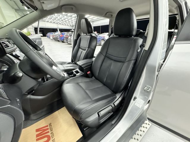 內外如新，一手車，里程只有1萬多公里 ! 里程保證，認證漂亮車，原鈑件保證，2.0最頂級智行電尾門版，實車在店，歡迎賞車  第7張相片