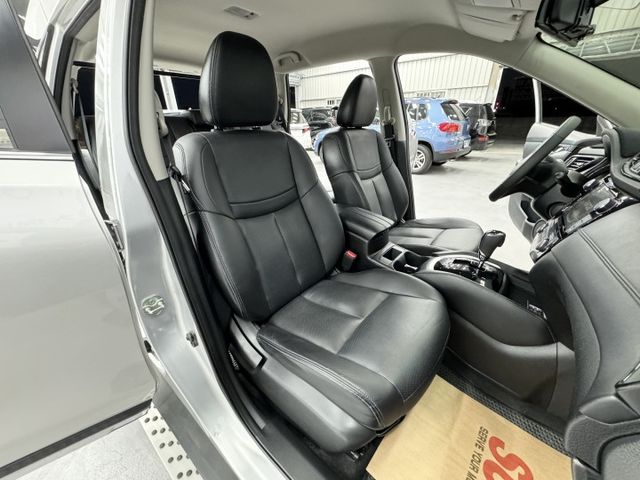 內外如新，一手車，里程只有1萬多公里 ! 里程保證，認證漂亮車，原鈑件保證，2.0最頂級智行電尾門版，實車在店，歡迎賞車  第8張相片