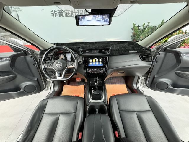 內外如新，一手車，里程只有1萬多公里 ! 里程保證，認證漂亮車，原鈑件保證，2.0最頂級智行電尾門版，實車在店，歡迎賞車  第9張相片